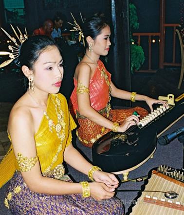 04 Thailand 2002 F1140012 Bangkok Musikerinnen im Restaurant_478